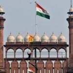लाल किले पर खालिस्तानी झंडे के साथ एक प्रदर्शनकारी (फाइल फोटो)