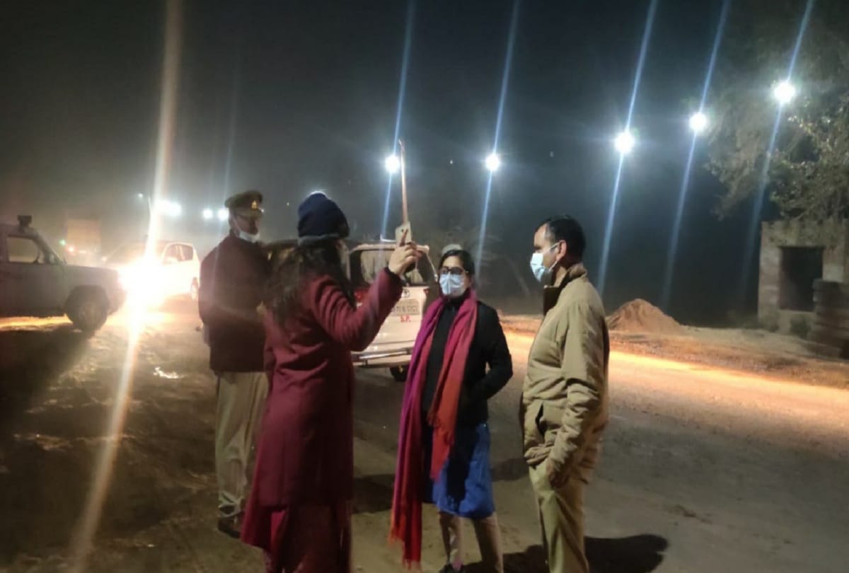 Fatehpur news: DM caught 111 overload vehicle late at night