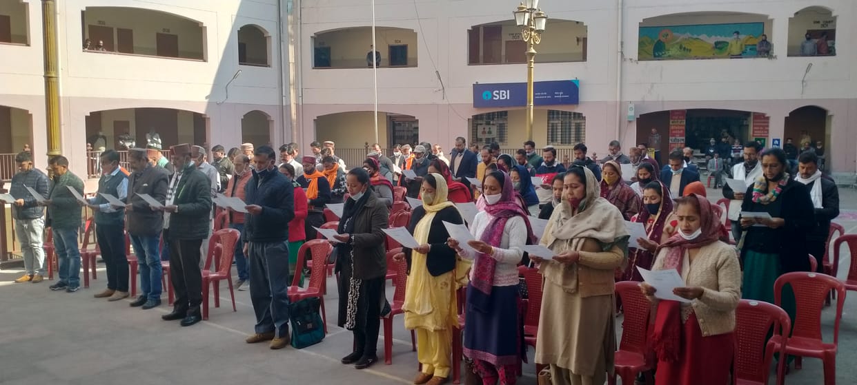 The princes, sub-principals and panchayat samiti members took the oath