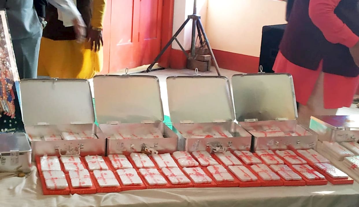 Sindhi society donated 200 kg of two hundred silver bricks