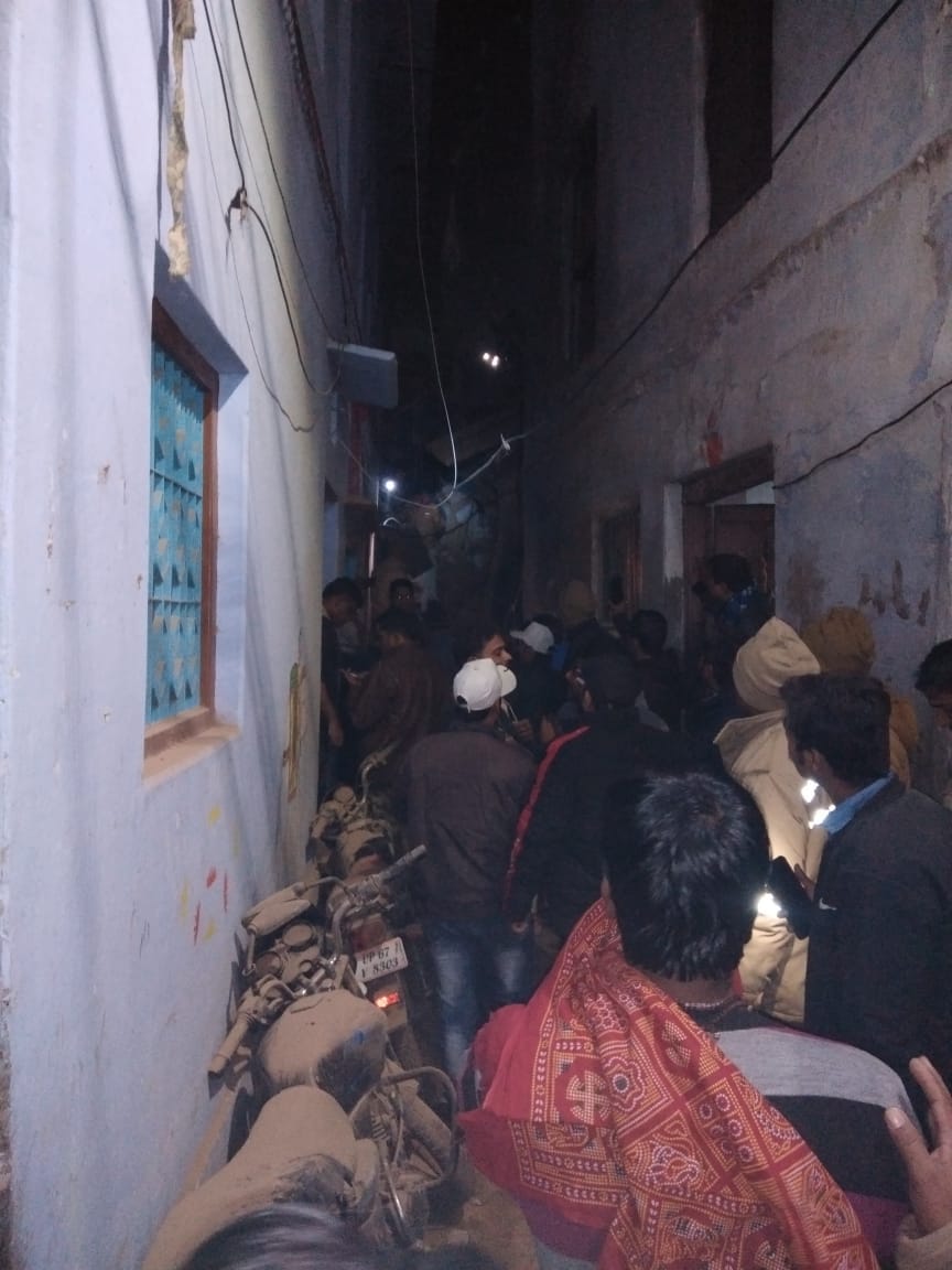 four storey building collapsed in Dashashwamedh of Varanasi, five injured, old woman's condition critical