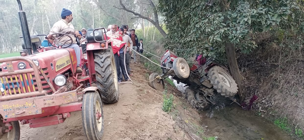 Tractor-trolley overturned in Bhopa, youth dies