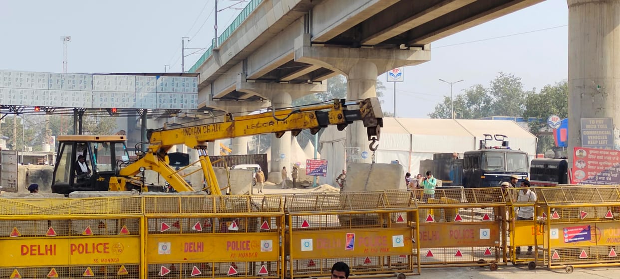 Barricades on all raw-paved roads of Haryana-Delhi border