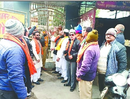 Announcement by hoisting the tricolor at the clock tower - flyovers will not be allowed