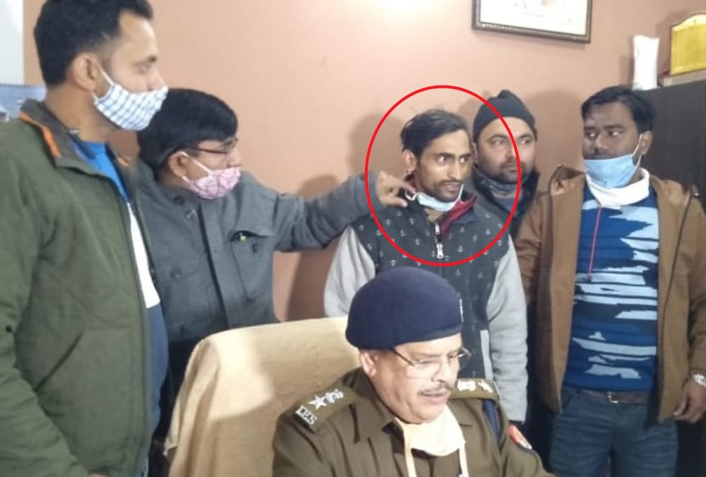 Man arrested for blackmailing girls by cyber team in Lucknow.