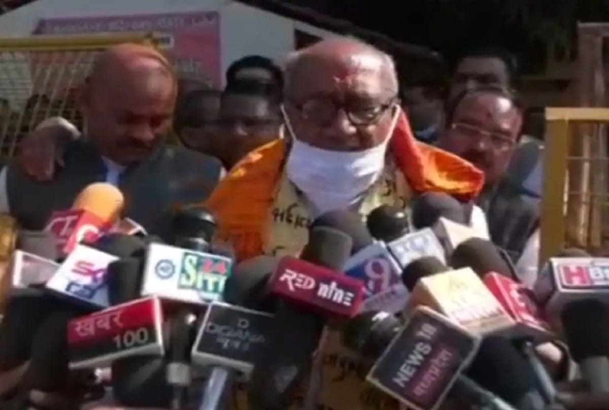 Ujjain former Chief Minister Digvijaya rages on journalist silenced the journalist asking the question are you in the Congress