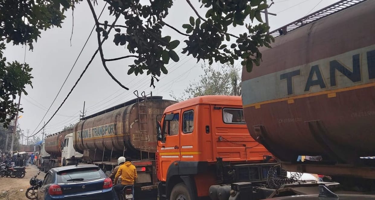 Vehicles jammed on the highway for fitness