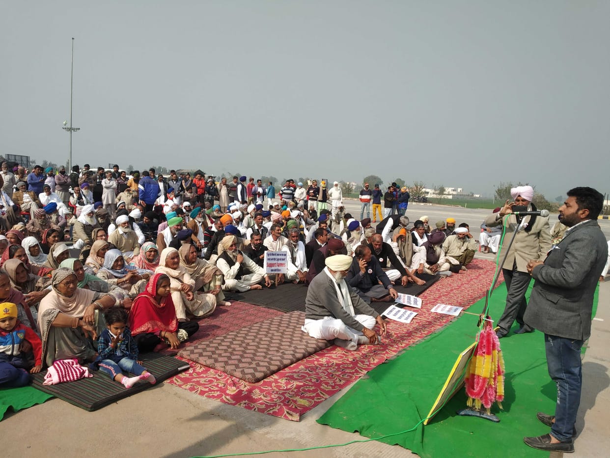 Hundreds of farmers gathered at Bhavdeen and Khuyan Malkana toll