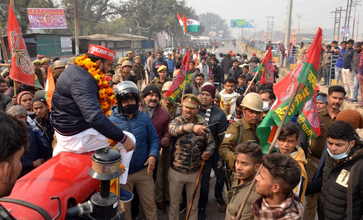 police stop samajvadi leader, 10 arrest