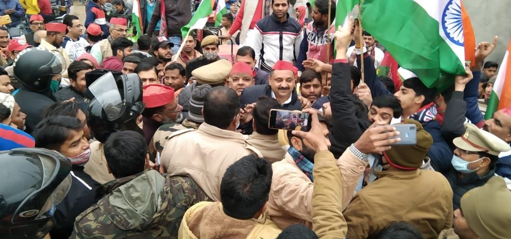 samajwadi party worker fight with police in moradabad to stop tractor railly