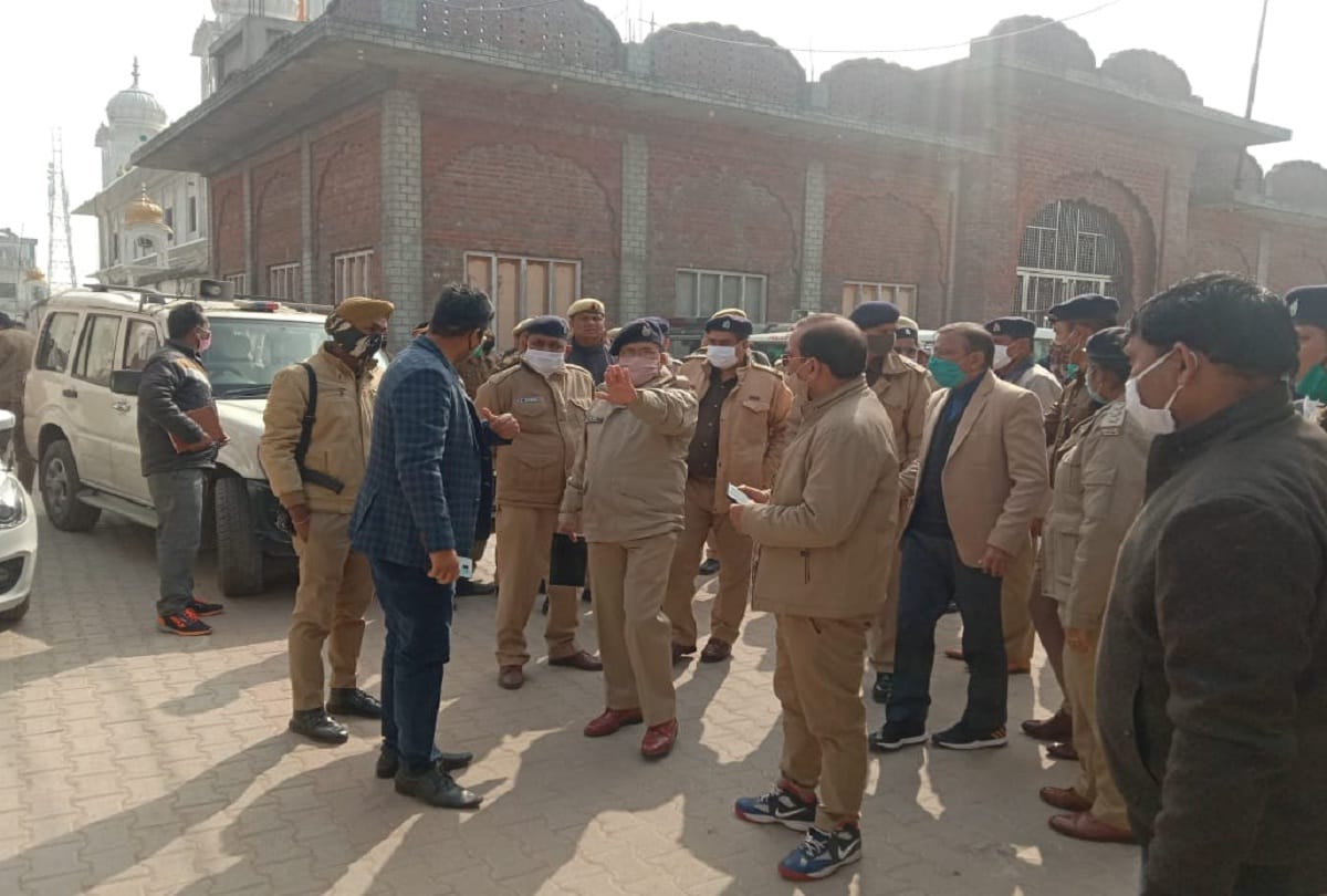 UP UK police arrived in Gurudwara trying to talk to Baba Anoop Singh supporters of farmers protest Rampur
