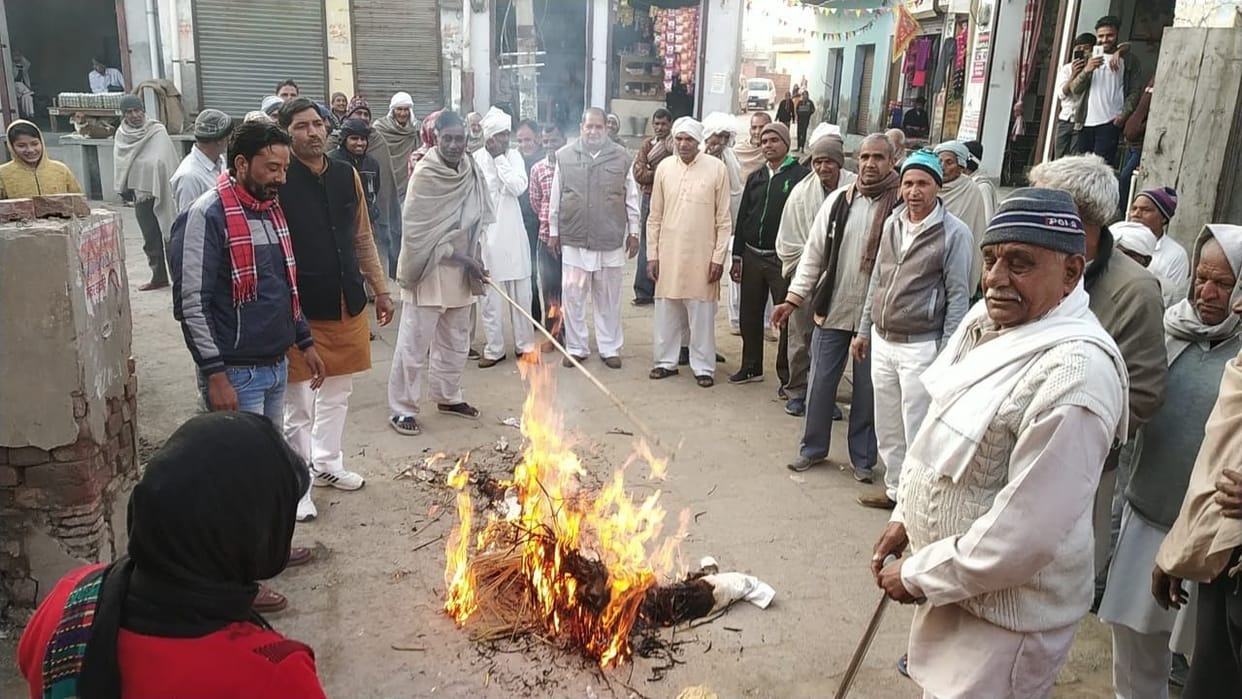 Effigies of three peasant leaders burnt in Dujana