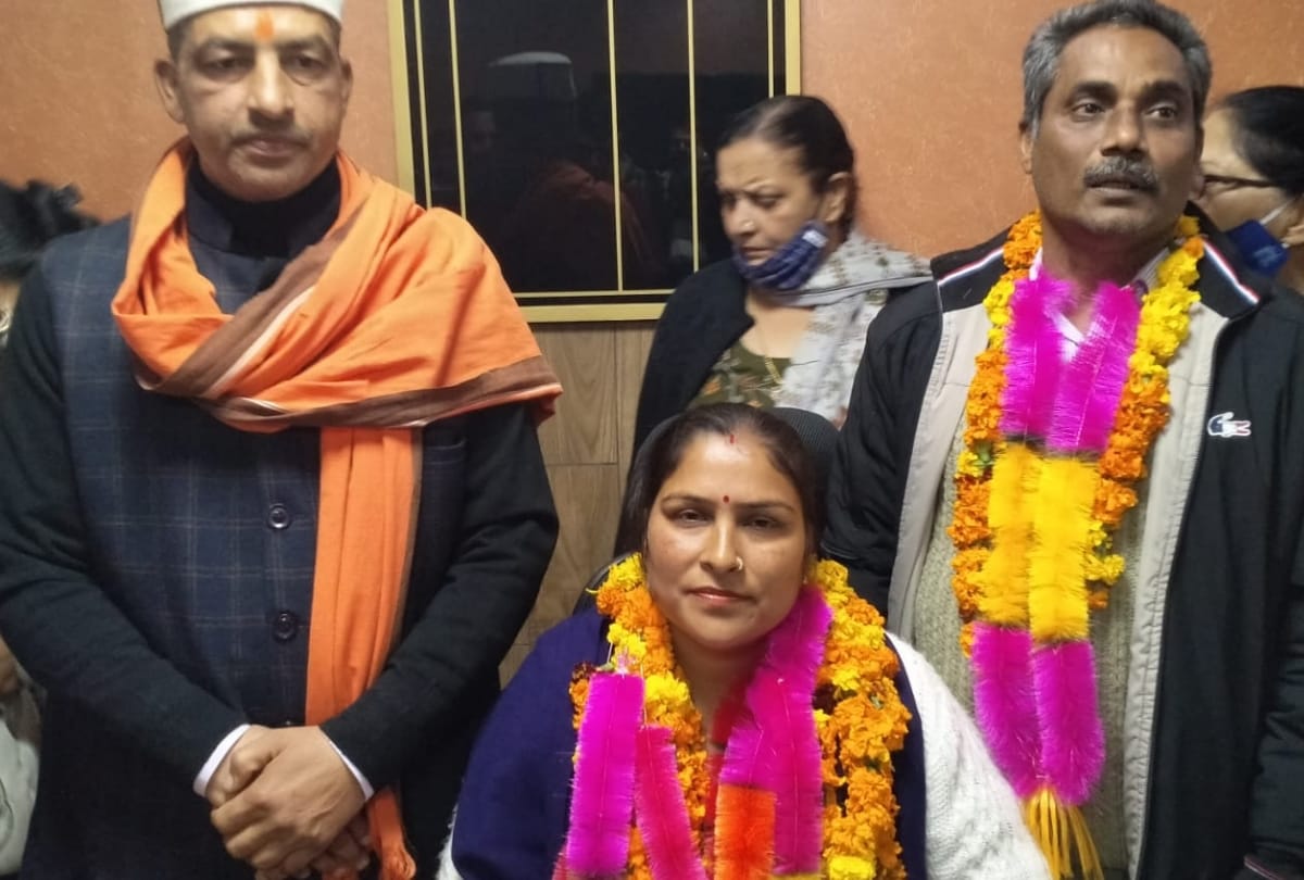 Himachal News: BJP Candidate Babli Devi zila parishad adhyaksh and Independent Naresh Kumar zila parishad upadhyaksh in Hamirpur zila parishad Elections