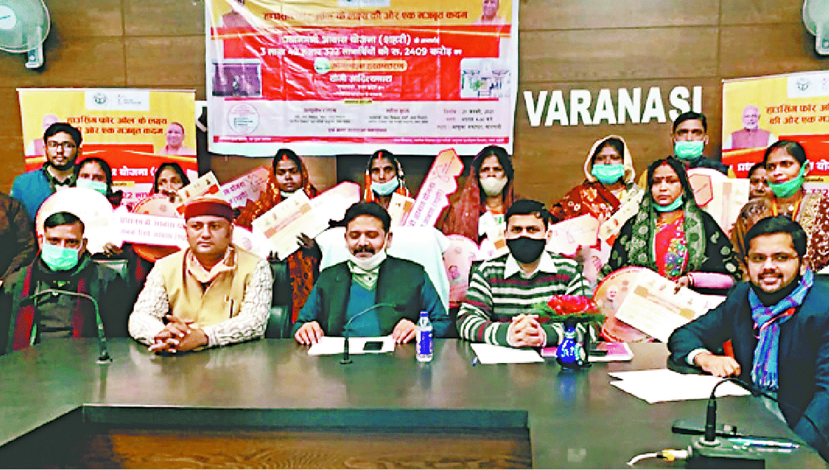 Pradhan Mantri Awas Yojana: beneficiaryAarti Devi invites CM Yogi to come home on happiness of getting home in varanasi
