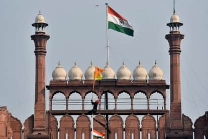 लाल किला पर खालिस्तानी झंडे के साथ एक प्रदर्शनकारी (फाइल फोटो)