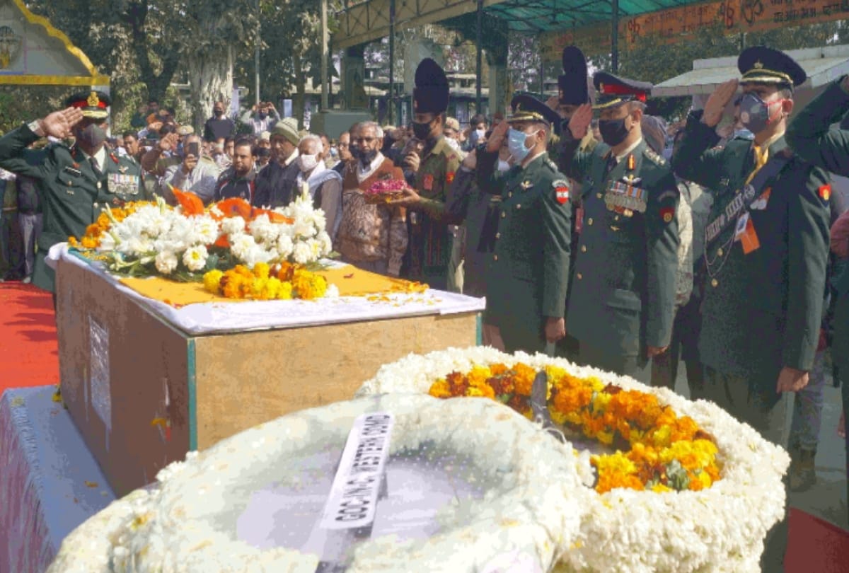 martyr lieutenant colonel rishabh sharma las rites see photo how family bade him good bye patriotic slogans raised