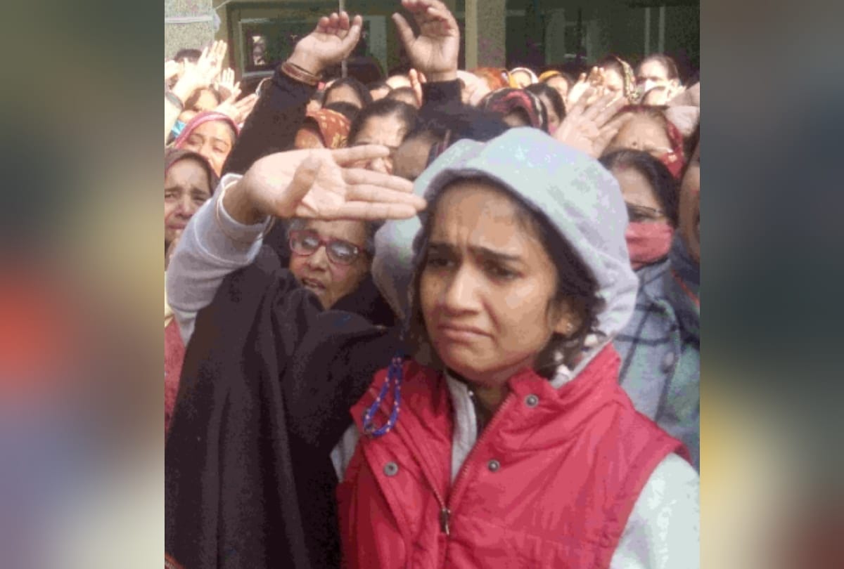 martyr lieutenant colonel rishabh sharma las rites see photo how family bade him good bye patriotic slogans raised