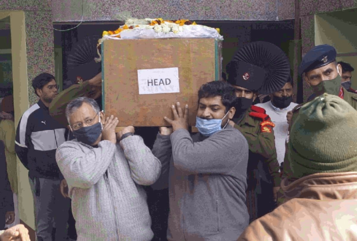 martyr lieutenant colonel rishabh sharma las rites see photo how family bade him good bye patriotic slogans raised