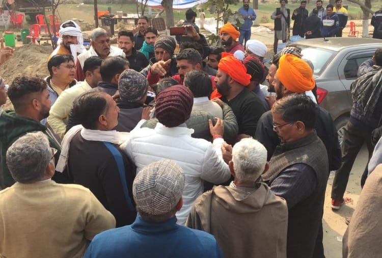 Haryana : Farmers sitting on dharna asked to clear the way