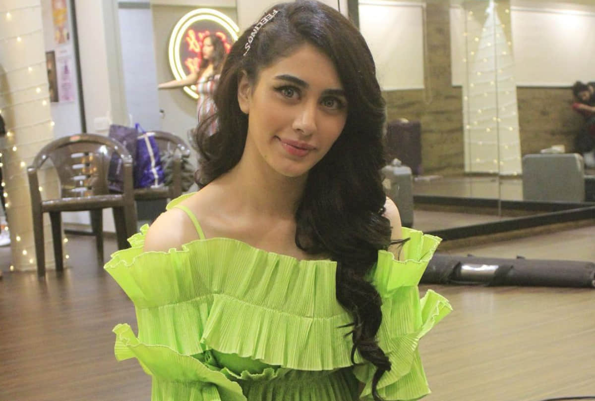warina hussain loveyatri actress show glamours side on social media photos are stunning