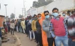 अयोध्या में रामलला के दर्शन करने करने के लिए कतार में खड़े श्रद्धालु।