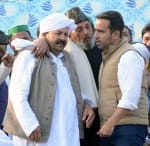 महापंचायत के मंच पर चौधरी नरेश टिकैत और जयंत चौधरी को लगे लगाते गुलाम मौहम्मद जौला।