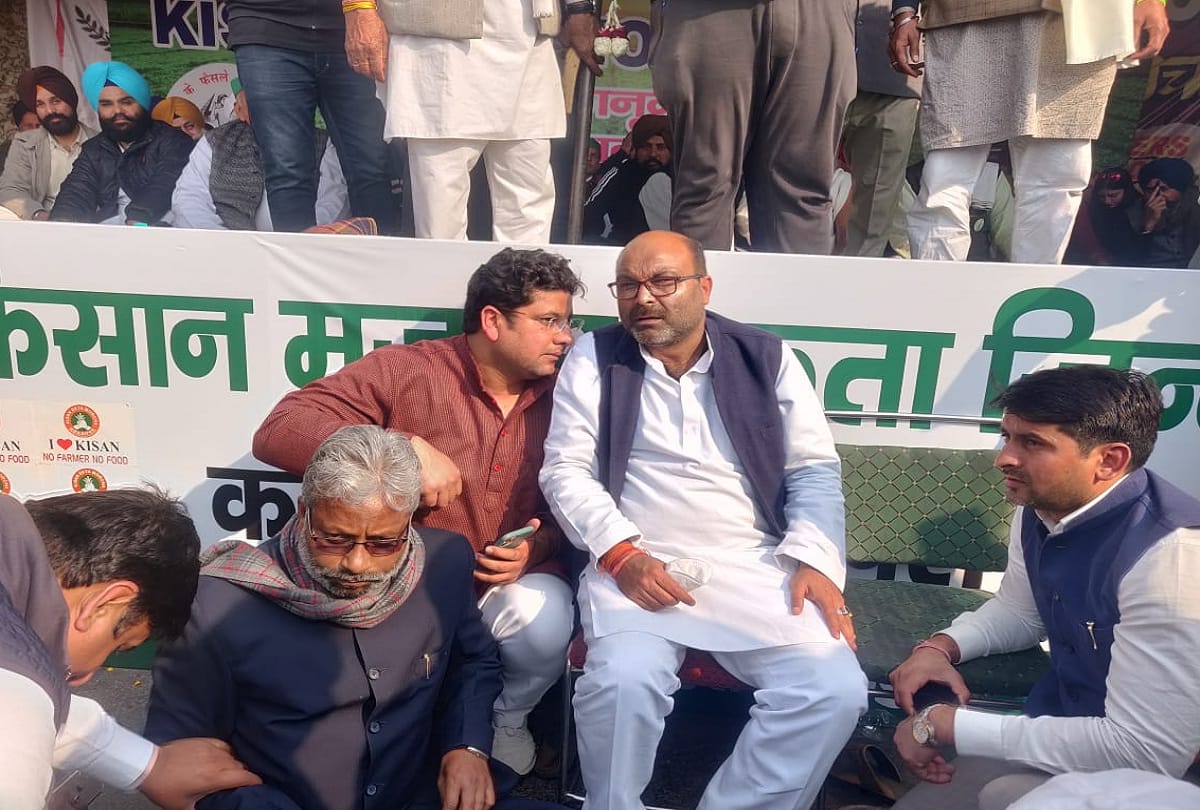Ajay Lallu Sachin Choudhary Alka Lamba protested against farms laws On Ghazipur border said Congress stands with farmers