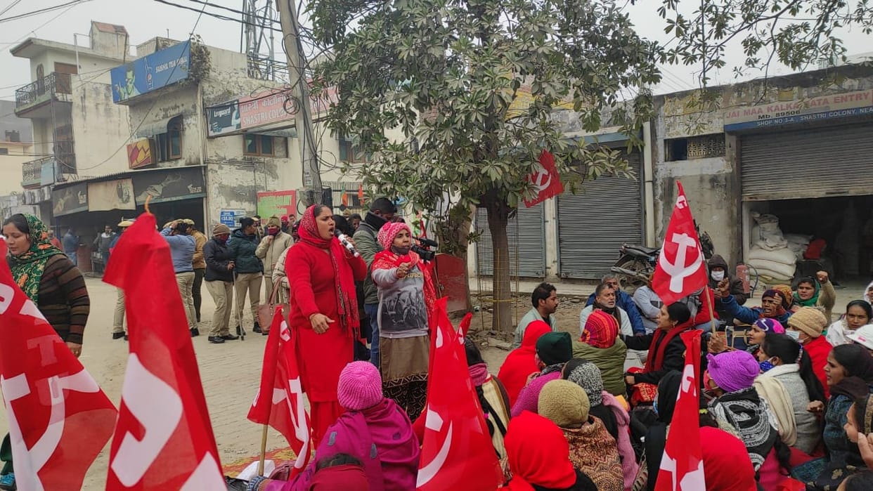 aashaworkers protest in anil vij house ambala