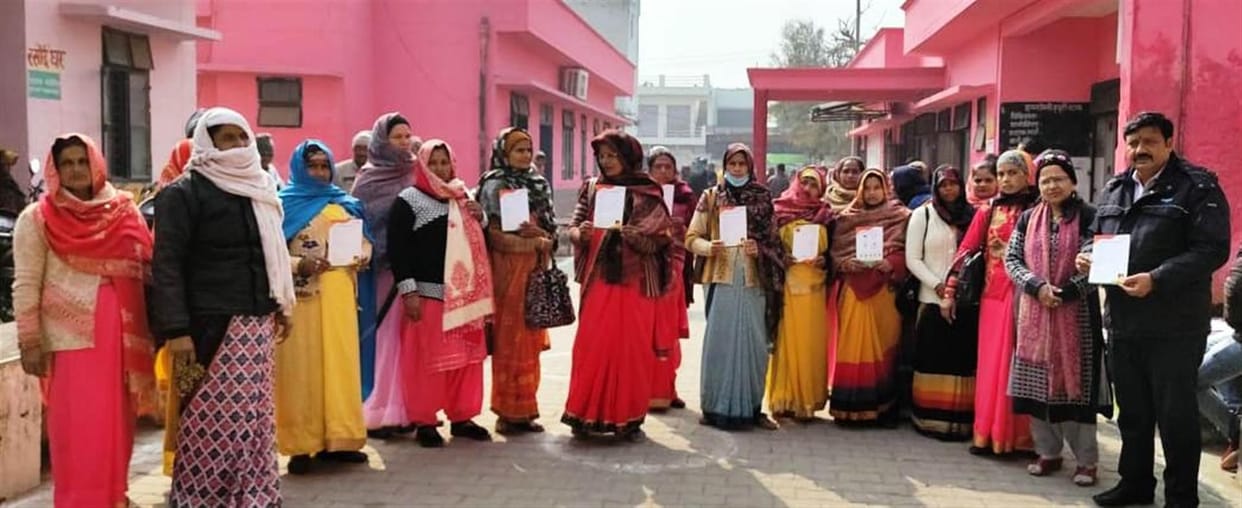 Hathras: Anganwadi workers and health workers get corona vaccine