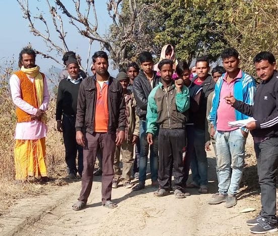 Demonstration by villagers of Dhatigaon over roads and drinking water