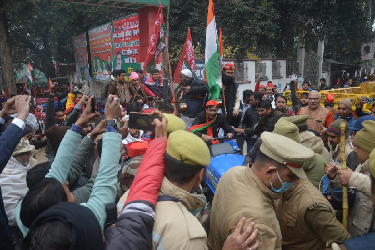 Bijnor News: Report on 250 SP workers