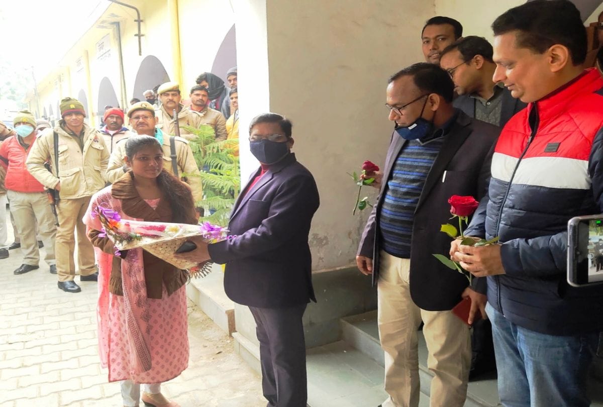 Dled Student Shivangi Become One Day Dm Of Etah