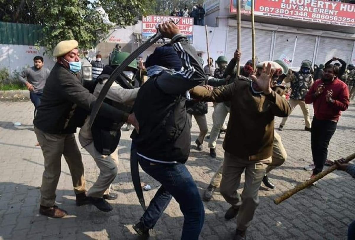 Farmers' protest: Clashes at Singhu border; lathi charge, tear gas used