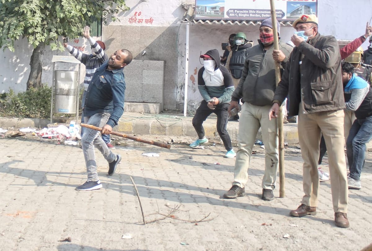 Singhu Border clash between farmers and outsiders police unable to control situation two cops injured see photos