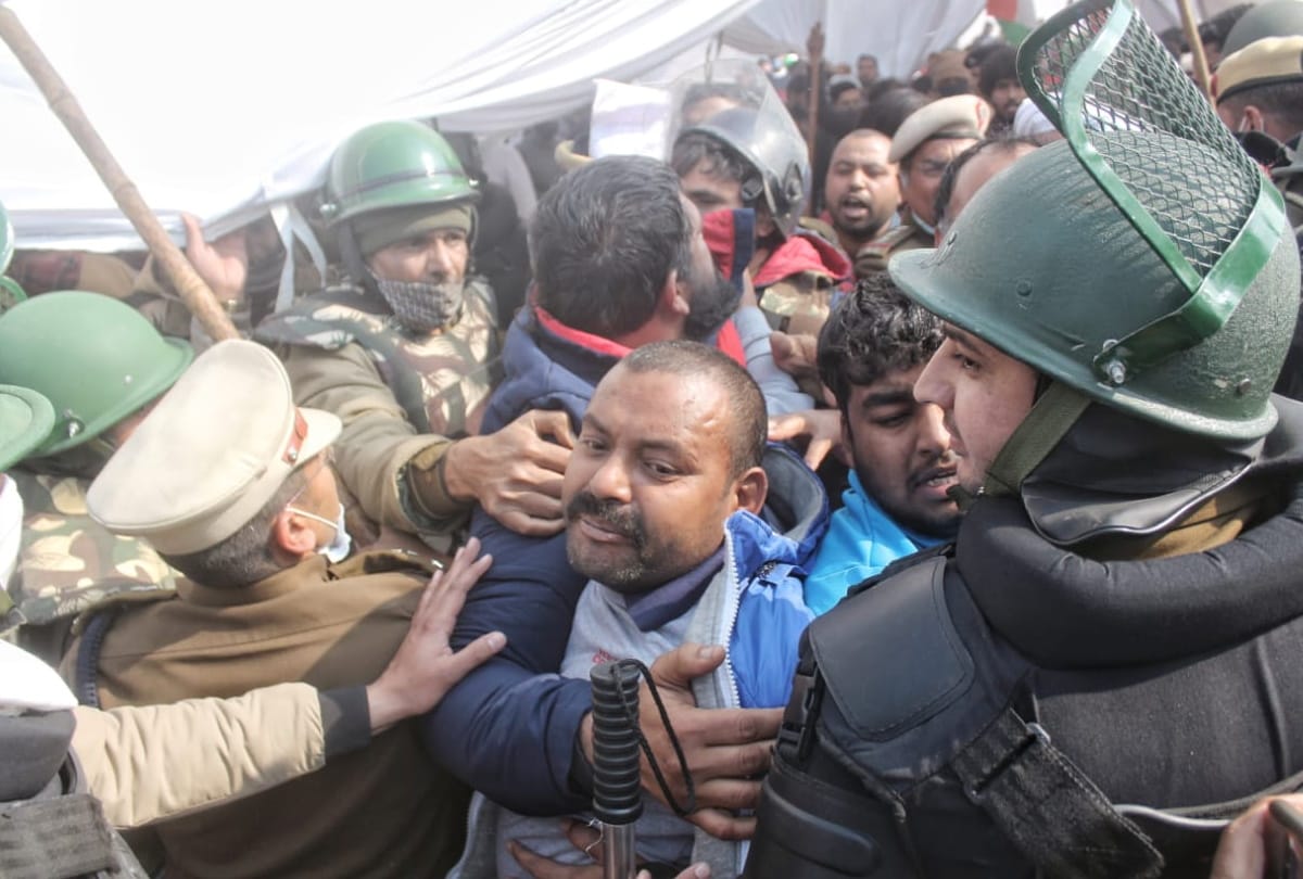 Singhu Border clash between farmers and outsiders police unable to control situation two cops injured see photos