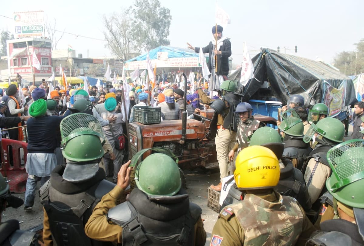 Singhu Border clash between farmers and outsiders police unable to control situation two cops injured see photos