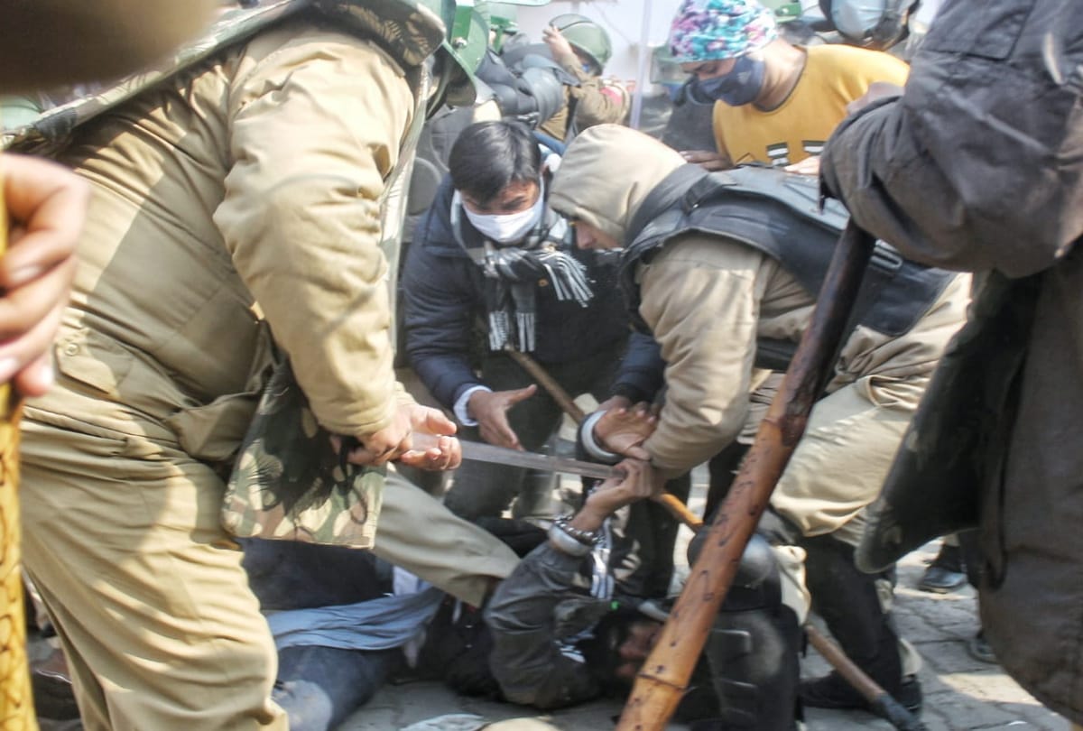 Singhu Border clash between farmers and outsiders police unable to control situation two cops injured see photos