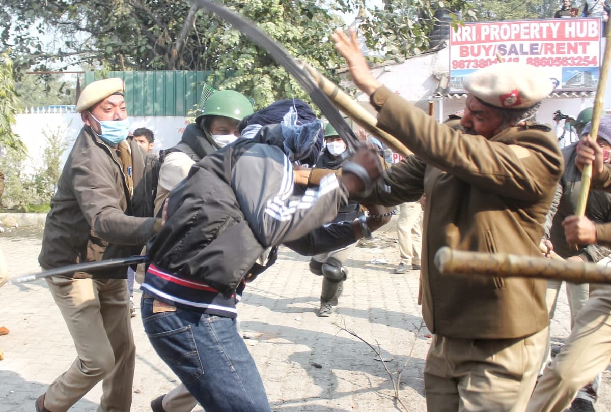 Singhu Border clash between farmers and outsiders police unable to control situation two cops injured see photos
