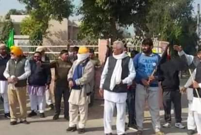 टोहाना में विधायक के विरोध में आए किसान।