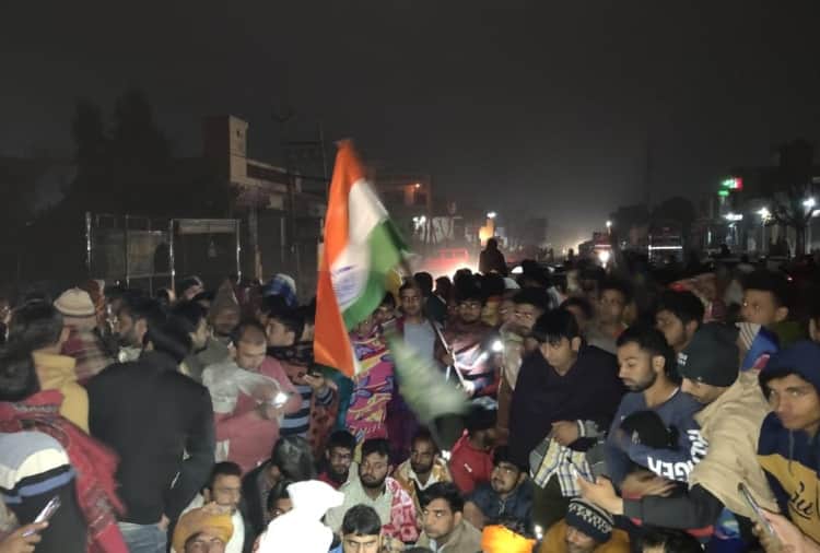 Villagers jam Jind-Chandigarh Highway in support of farmer leader Rakesh Tikait