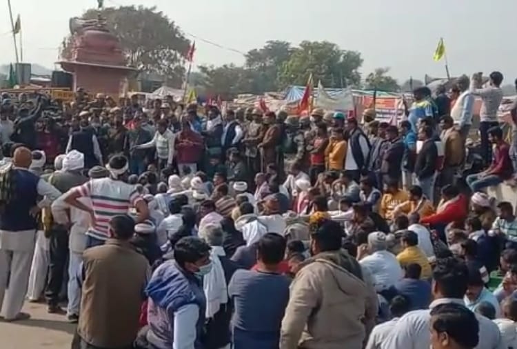 Petrol pump operators and agitating farmers face to face at Kheda border