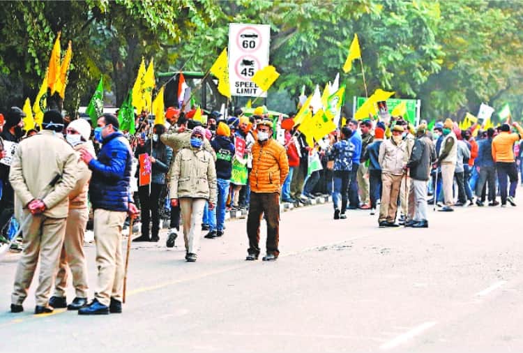 Kisan Andolan News: People protest in Chandigarh in support of BKU leader Rakesh Tikait