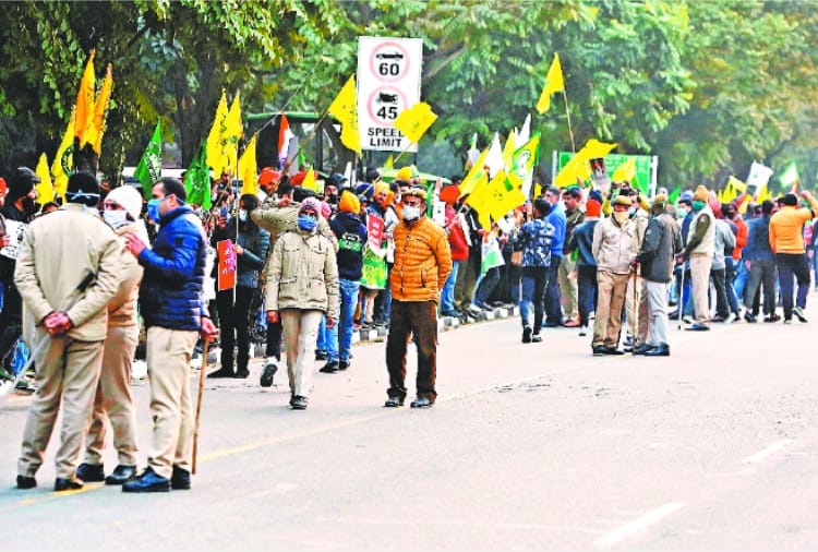 Kisan Andolan News: People protest in Chandigarh in support of BKU leader Rakesh Tikait