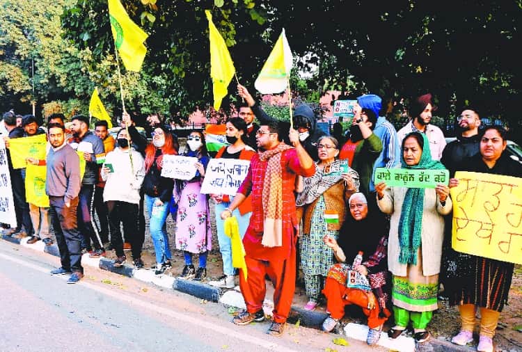Kisan Andolan News: People protest in Chandigarh in support of BKU leader Rakesh Tikait