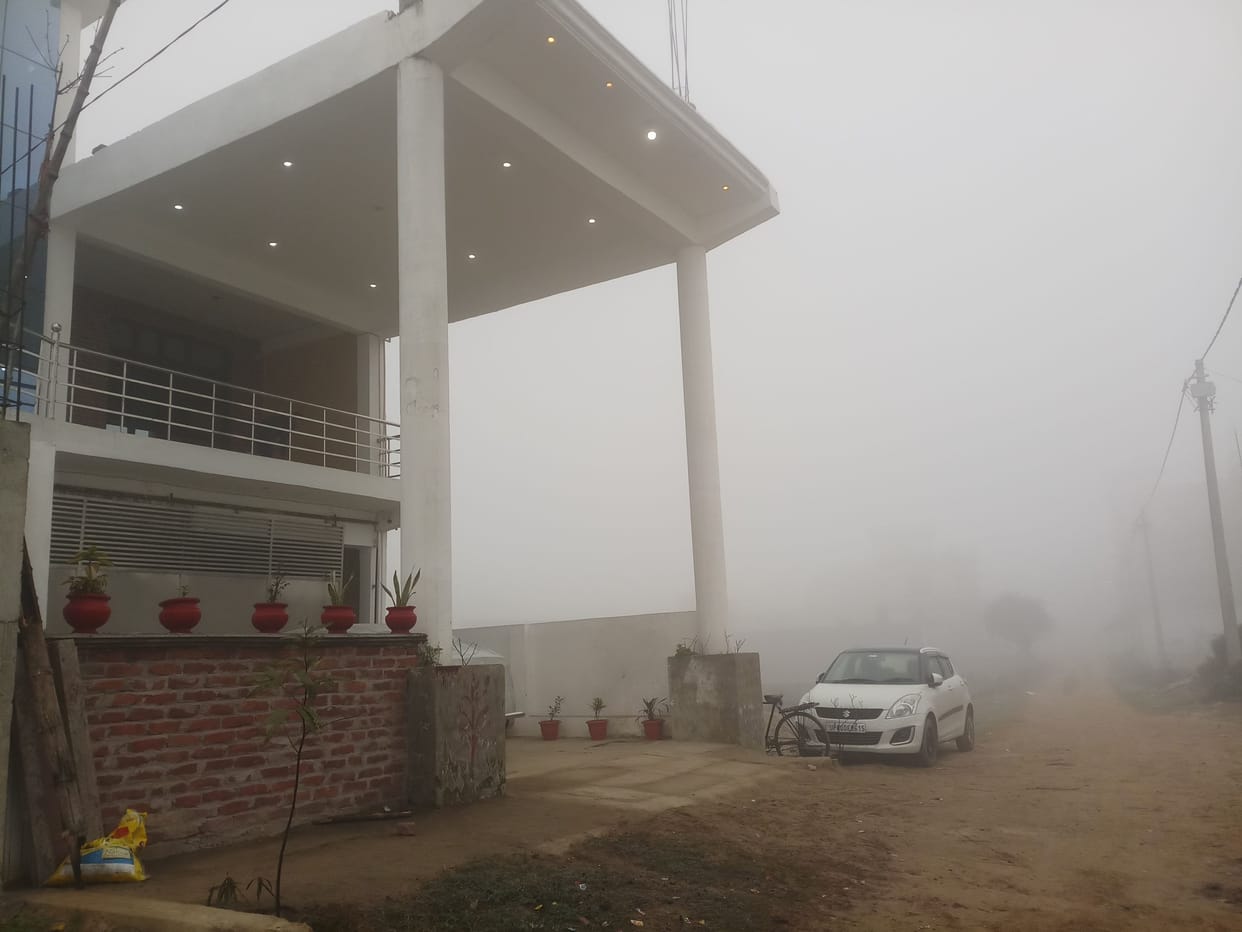 Mercury reaches four degrees, people shiver with icy wind