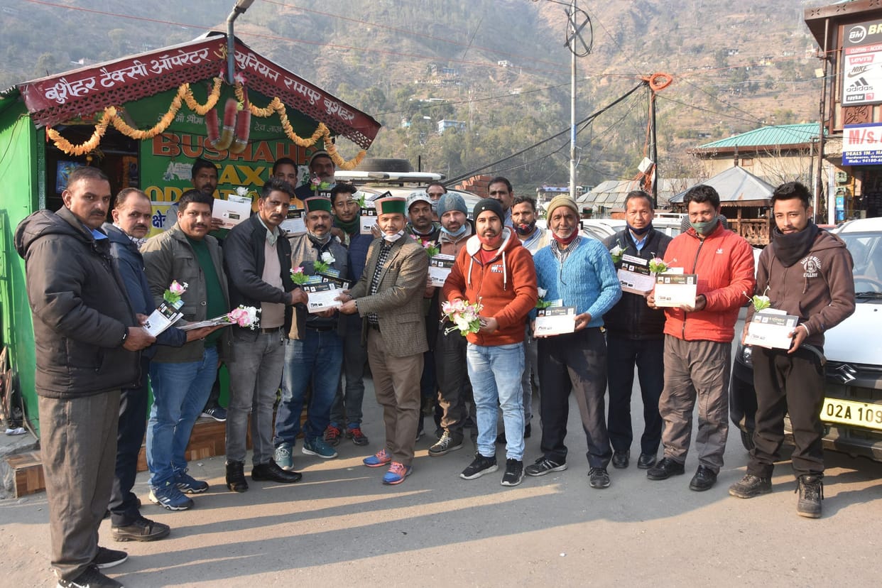 drivers greated with roses in Rampur and aware on traffic rules