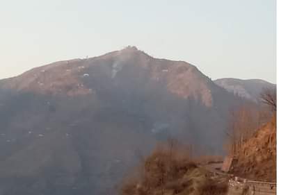 पुंछ जिले के शाहपुर में गोलाबारी के बाद उठता धुआं।