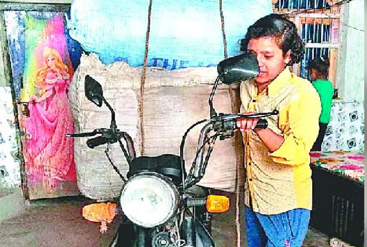 National medalist Wrestlers Neelam Solanki sell accessories in weekly haat in agra
