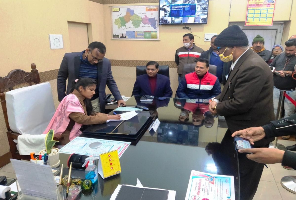 Dled Student Shivangi Become One Day Dm Of Etah