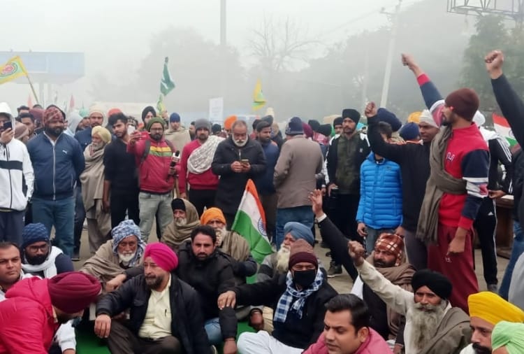 Haryana: Farmers protest on Panipat toll plaza